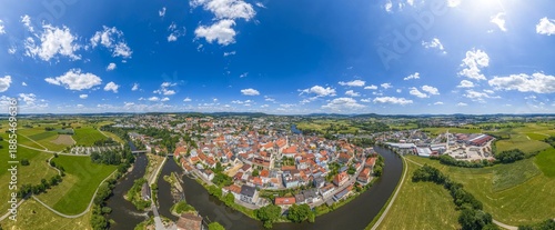 Tableau sur toile Ausblick auf Cham im Tal des Schwarzen Regen in der Oberpfalz im Sommer
