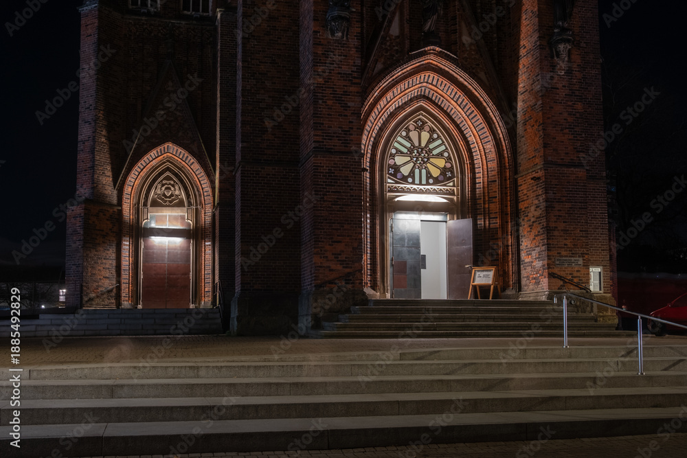 Fototapeta premium Kirchentüren an einer grossen Kirche