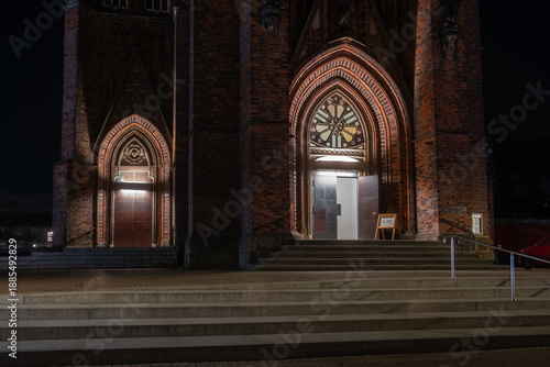 Kirchentüren an einer grossen Kirche