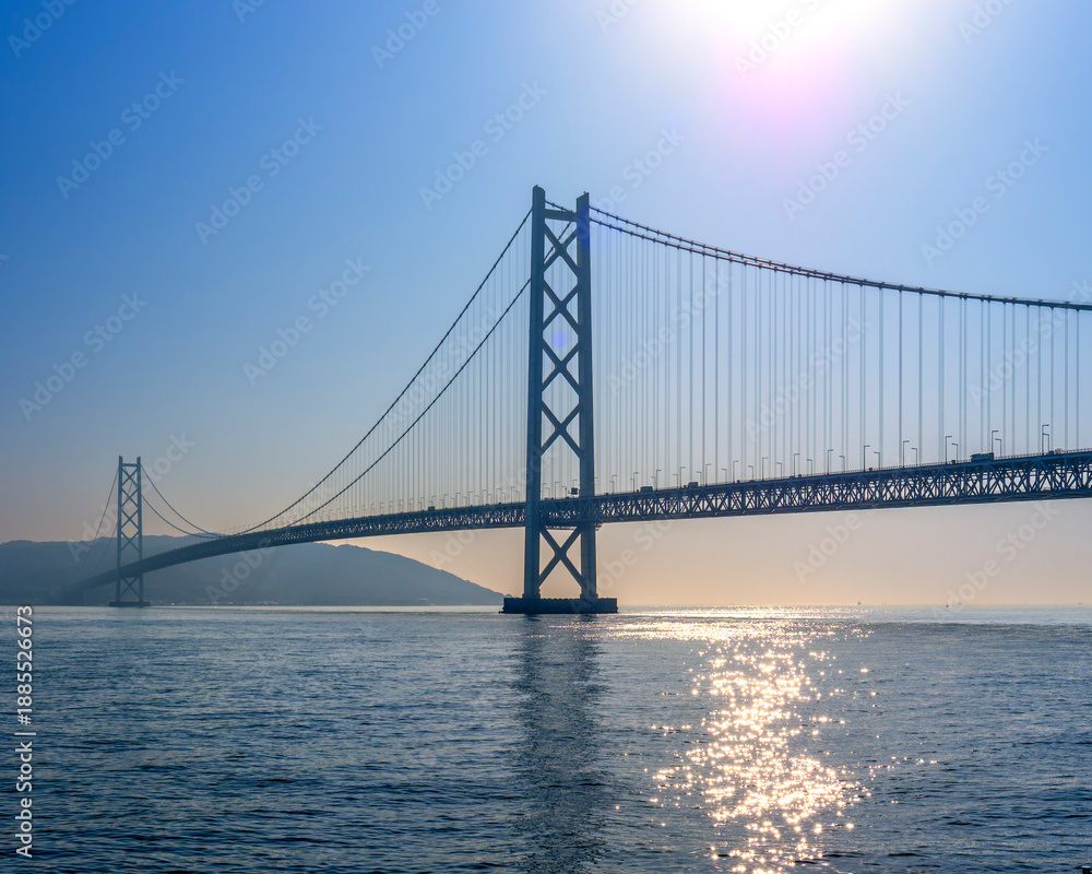 Fototapeta premium 明石海峡大橋のうららかな春