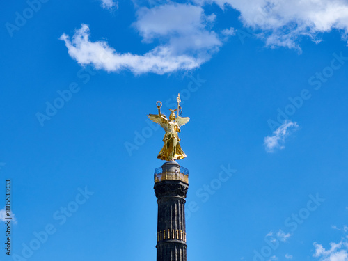 Fotografie golden victoria nike statue on top of victory column siegessaeule against blue s