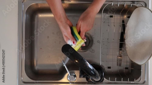 Mulher lavando louça na cozinha 