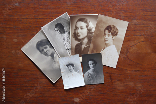 COLLEZIONE DI FOTO ANTICHE CHE RITRAGGONO FIGURE FEMMINILI