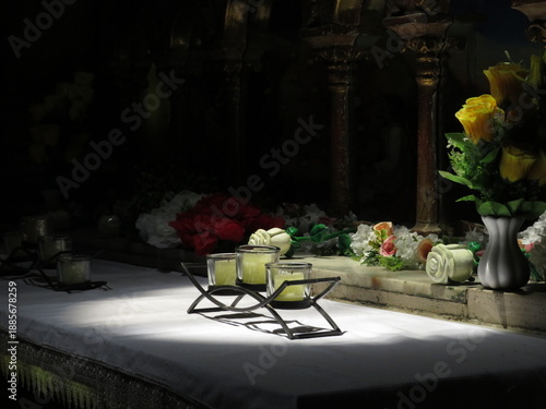 Velas y flores en altar de iglesia