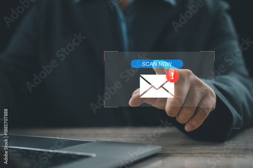 Foto Cybersecurity alert concept showing suspicious email warning, AI system monitori