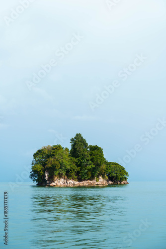 Pareja disfrutando de un paseo en barco en el Parque Nacional Los Haitises, Samaná