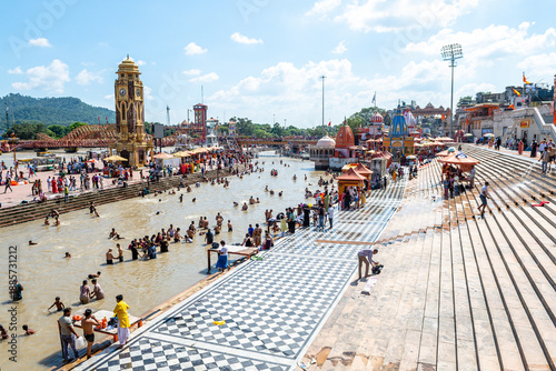 Tableau sur toile people is doing purification ceremony in ganges river at haridwar