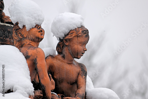 Foto Snow-covered bronze child figure in La Granja gardens
