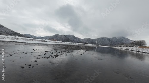 雪景色の岐阜城と長良川の風景　FPVドローン空撮