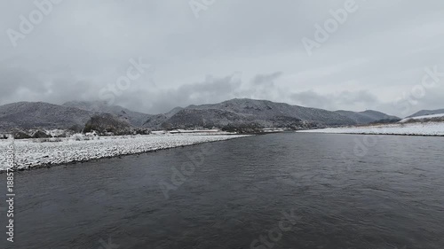 雪景色の岐阜城と長良川の風景　FPVドローン空撮