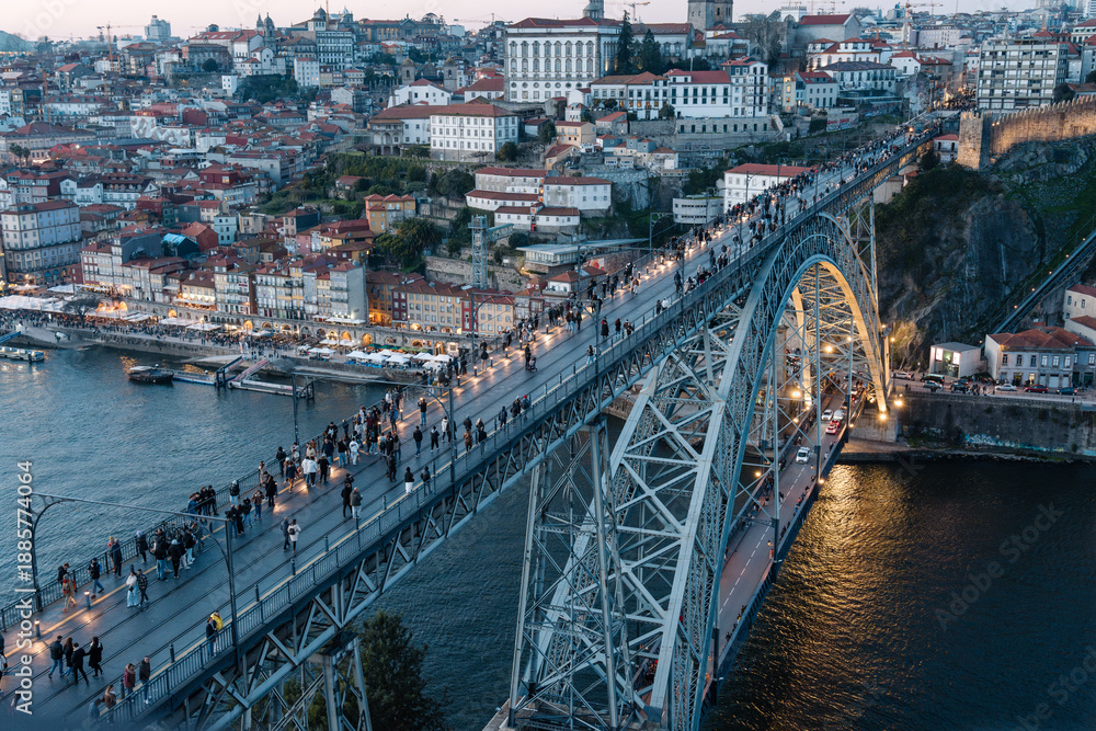 Obraz premium Dom luís i bridge, porto cityscape at dusk