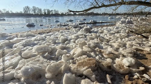 Drift ice on the Elbe