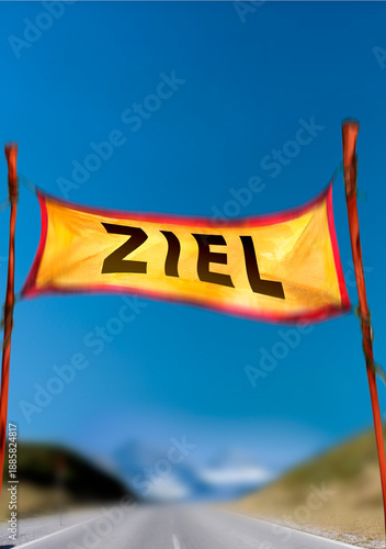 Zielbanner auf einer Strasse im Gebirge