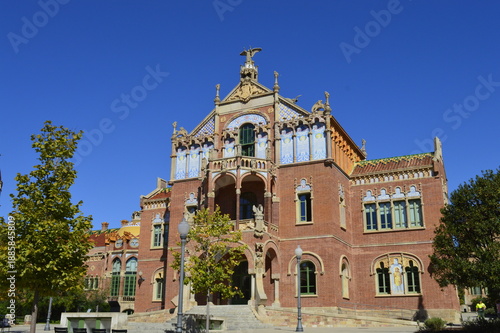 Wallpaper Mural Hospital de Sant Pau i la Santa Creu em Barcelona na Espanha Torontodigital.ca