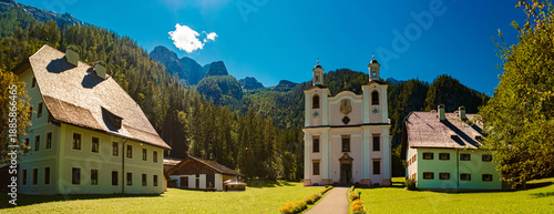 Foto Maria Kirchental sanctuary on a sunny summer day at Sankt Martin bei Lofer, Zell