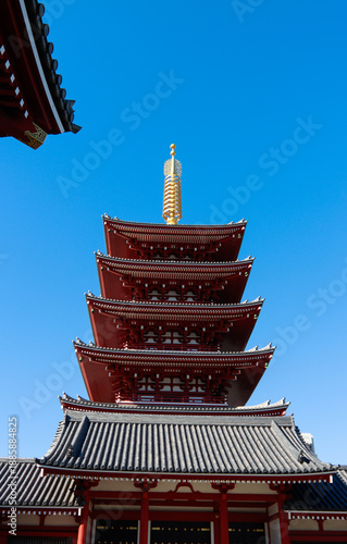 Pagoda roja japonesa en Asakusa, Tokio