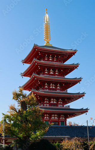 Pagoda japonesa en día soleado