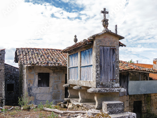 Tableau sur toile antiguo hórreo con cubierta a dos aguas con remate de una cruz  en Vilouxe, Oure