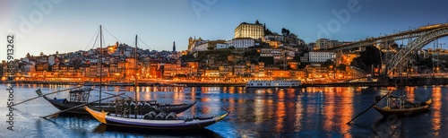 Canvas-taulu panorámica de la ribera del Duero en Oporto en hora azul con sus típicas barcas
