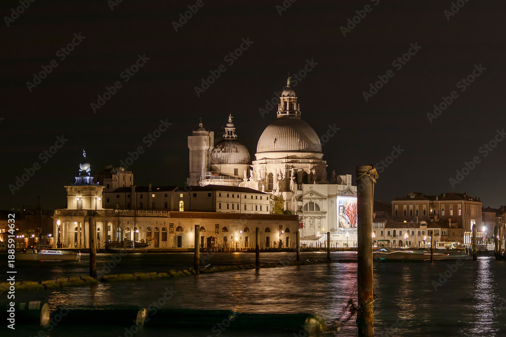 Fototapeta premium panorama nocturno de la Basílica de Santa María de la Salud en Venecia