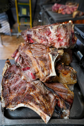 Chuletón de ternera hecho a la brasa esperando a ser servido y comido