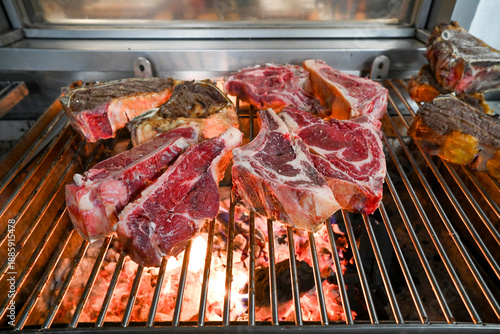 Chuletón de ternera haciéndose a las brasas en una cocina
