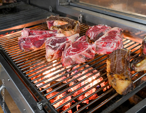 Chuletón de ternera haciéndose a las brasas en una cocina