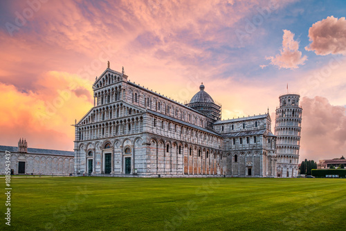 Fotografía Landscape with Cathedral and the Leaning Tower of Pisa at sunrise time, Tuscany,