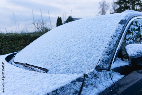 Photos De la neige sur le pare-brise d’une voiture.
