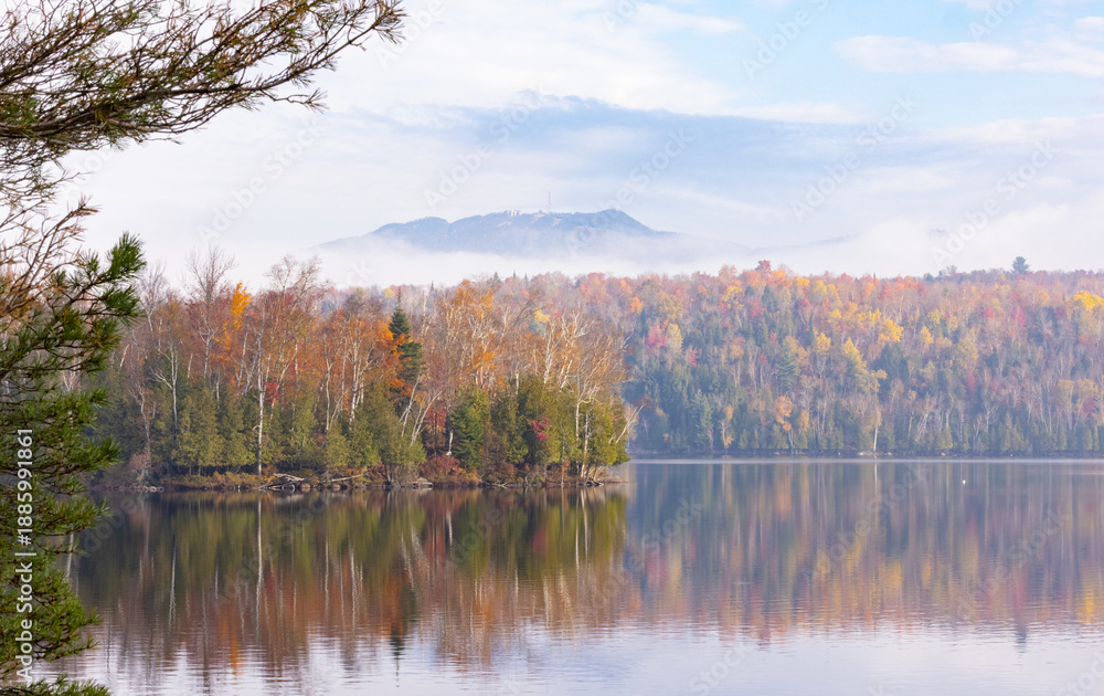Obraz premium Lac arbres et montagne, jour, automne, horizontal