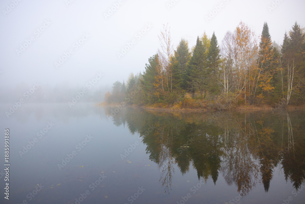 Obraz premium Lac et arbres dans la brume, Laurentides, horizontal