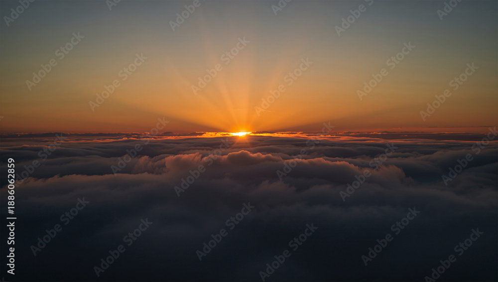 Fototapeta premium 夕暮れの高層雲から射す斜光で太陽光の層を上空俯瞰で描く