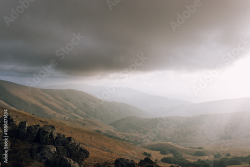 Photos Gewitterstimmung über den sardischen Bergen: Dunkle Wolken und goldenes Licht