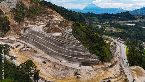 Foto aérea tomada con drone en zona rural de Amagá, Antioquia, en la que se observan los trabajos de ingeniería que se realizan en 