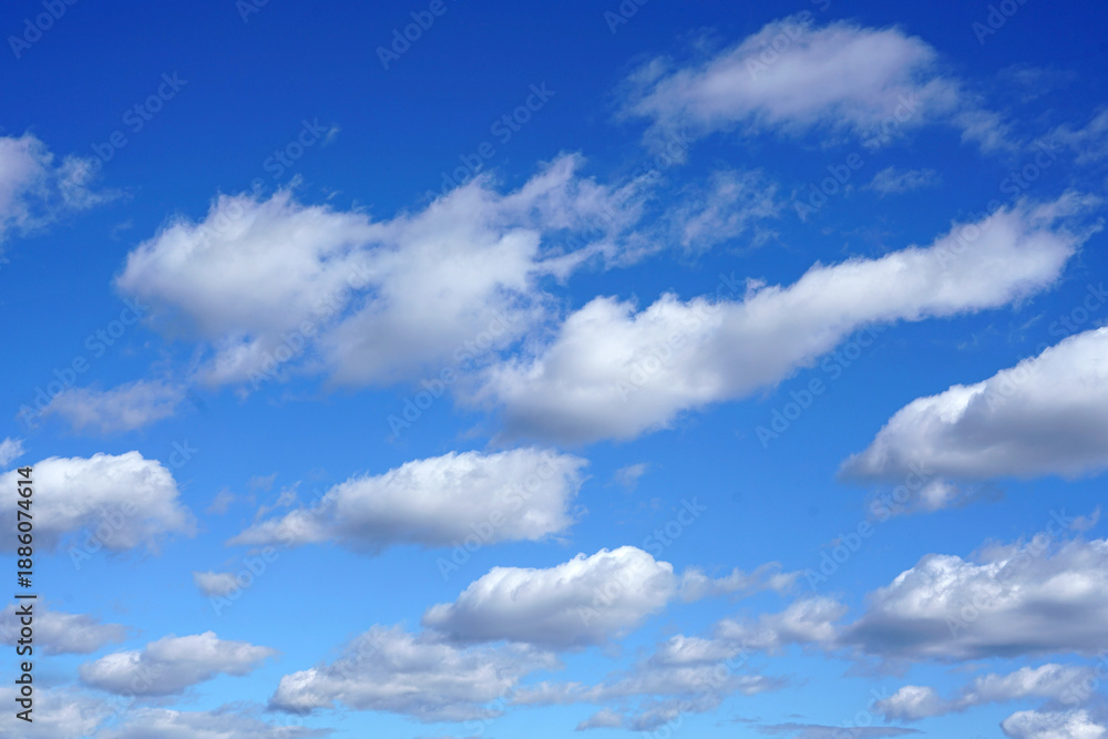 Obraz premium Deep blue sky with beautiful white clouds