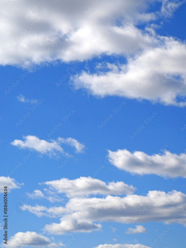 Naklejka premium Deep blue sky with beautiful white clouds