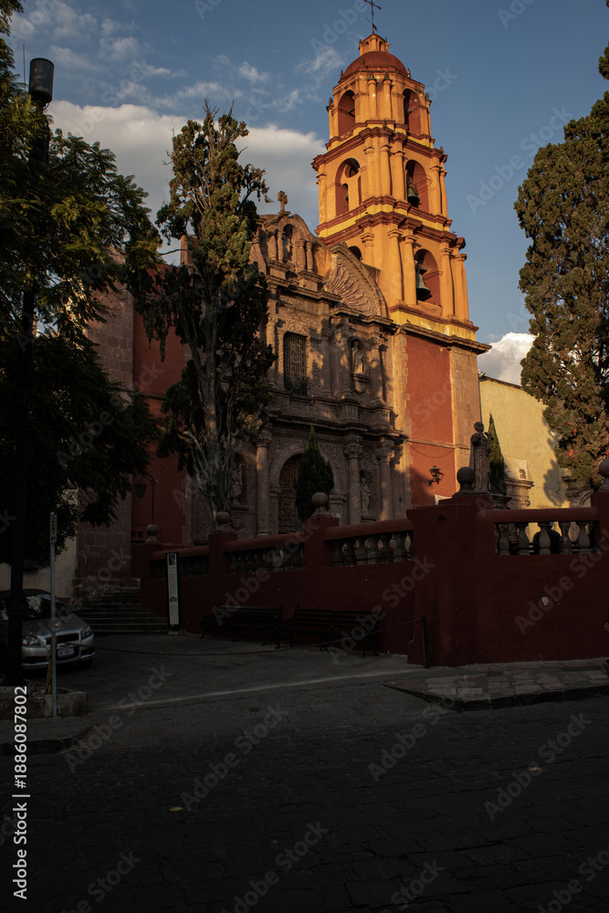 Fototapeta premium Oratory of San Felipe Neri church and bell tower at sunset, historic baroque architecture in San Miguel de Allende, Mexico