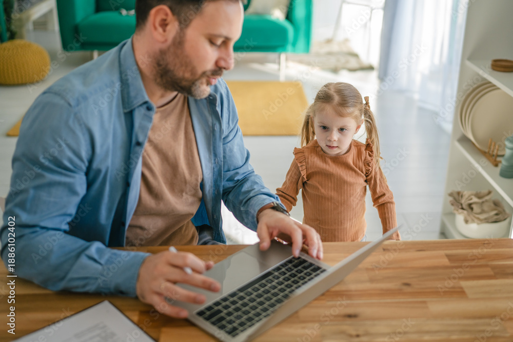 Obraz premium Father multitasking working from home with daughter