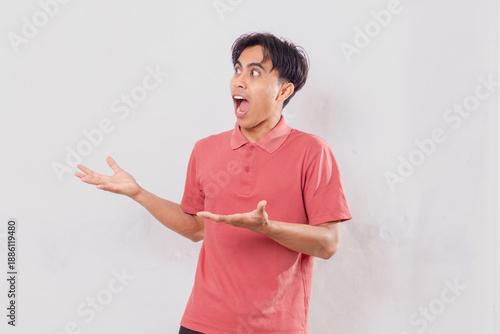 Foto young adult man looking to the side with a funny shocked facial expression