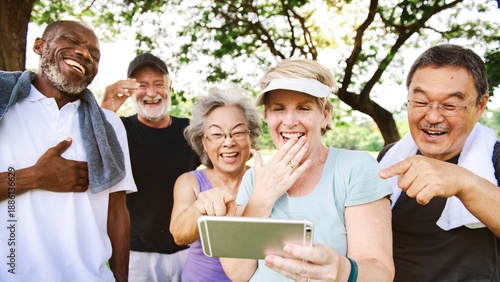 Foto Group of diverse seniors laughing together outdoors, enjoying a moment