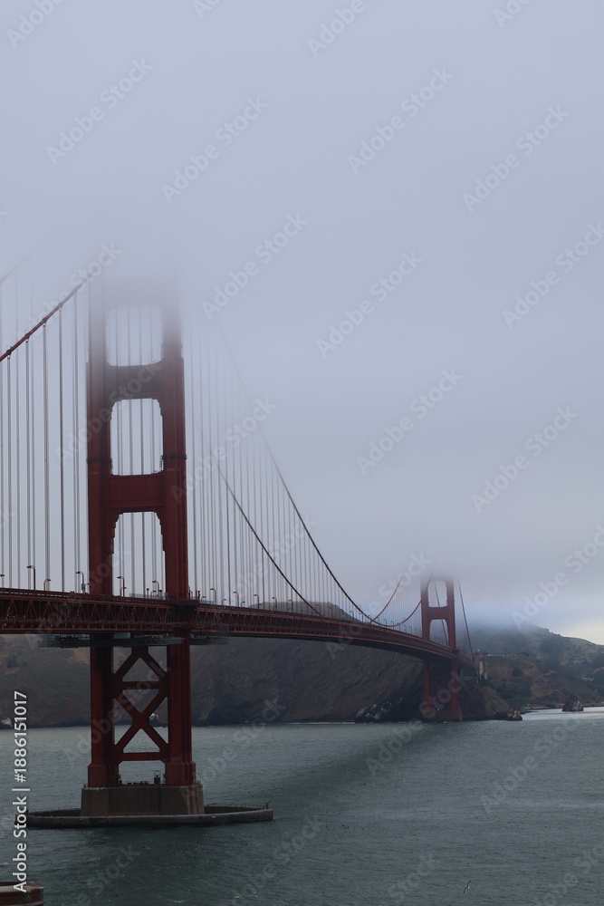 Fototapeta premium Golden Gate Bridge on a foggy evening