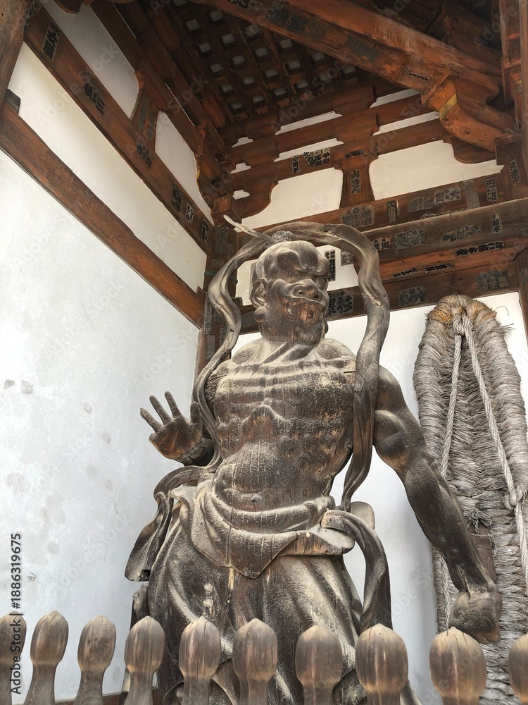 Fototapeta premium 日本の寺院の門を守護する力強い木造の金剛力士像（仁王像）