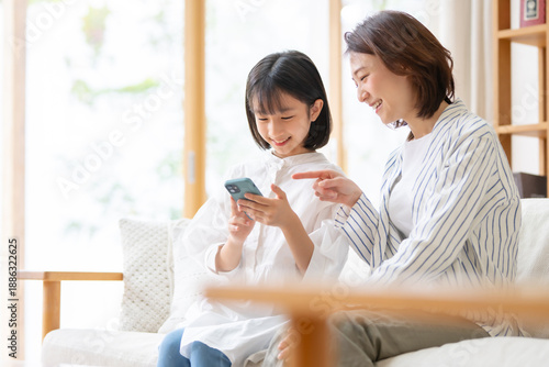 Foto スマホを使う女の子　母親