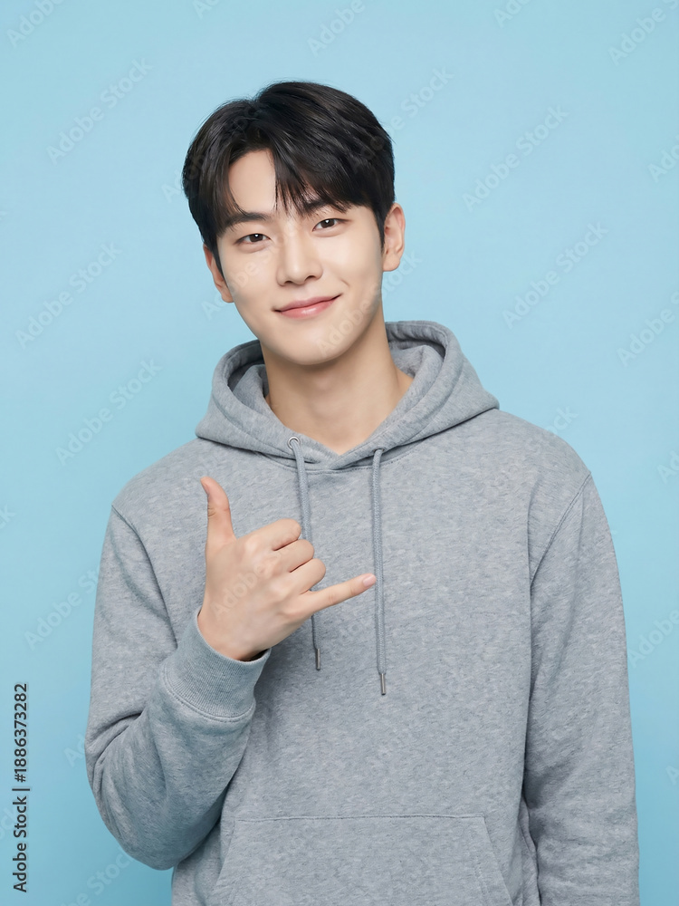 Fototapeta premium 스튜디오에서 다양한 제스처로 소통하는 남성, A korean man communicating with gestures in studio