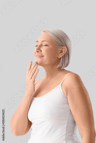 Beautiful mature woman on l...