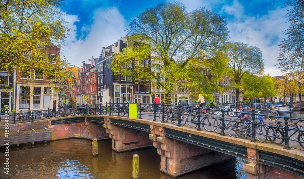 Obraz premium The cozy streets of Amsterdam's historic center.