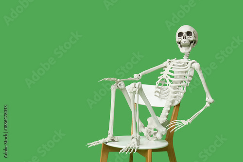Human skeleton sitting on c...