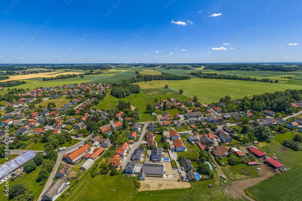 Fototapeta premium Sommerlicher Ausblick auf Mittelstetten im Kreis Fürstenfeldbruck in der Metropolregion München