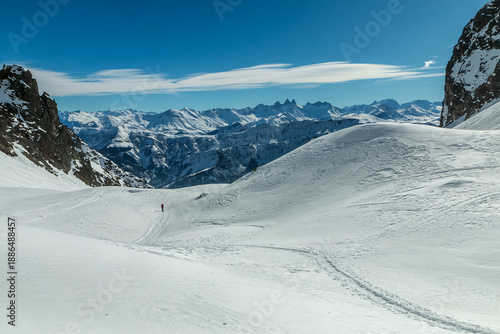 Randonnée raquettes en hiver , combe des Roches ,chaîne de Belledonne , Saint Colomban des villards , Savoie,Alpes , France