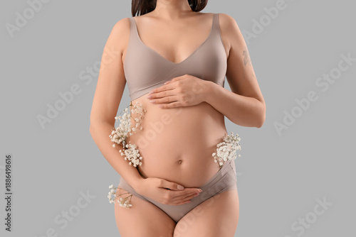 Young pregnant woman in und...